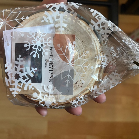 Handmade Soap with Ceramic Soap Dish in Gift Snowflake Wrap - Picture 3 of 3